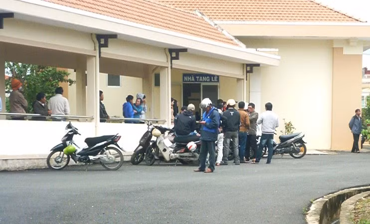 Sáng nay 3/8, cơ quan chức năng đã tiến hành khám nghiệm tử thi nạn nhân tại nhà xác Bệnh viện Đa khoa Lâm Đồng.