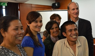 Niềm vui sau phẫu thuật của anh Hải bên bác sĩ và gia đình