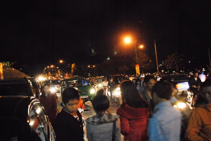 Lề đường thành bãi đỗ xe, người đi bộ tràn xuống lòng đường