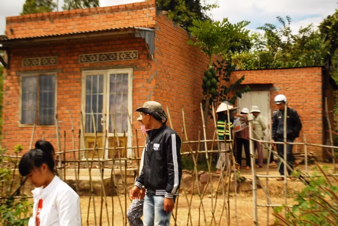 Căn nhà của cha con ông Minh.