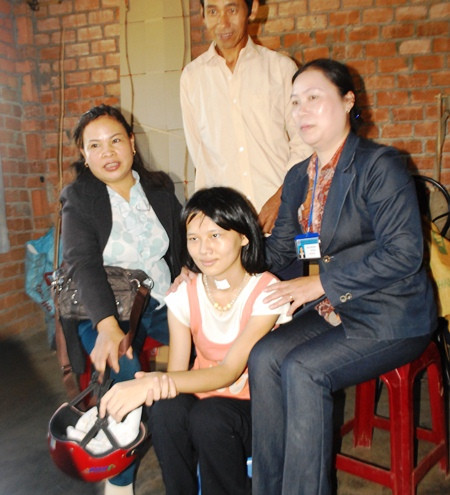 Chị Dung bên các cán bộ hội Phụ nữ, phòng Y tế huyện Lâm Hà.