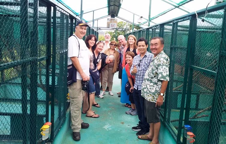 Thích thú bên trang trại chồn mà lần đầu tiên những vị khách này chứng kiến.