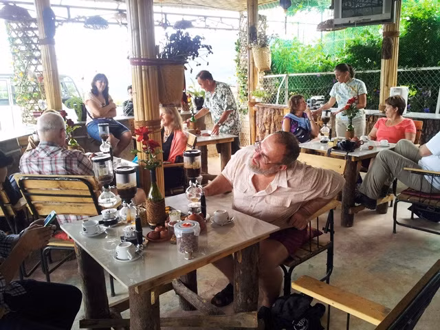 Khách Tây thích thú thưởng thức cà phê chồn thượng hạng được rang xay thủ công.