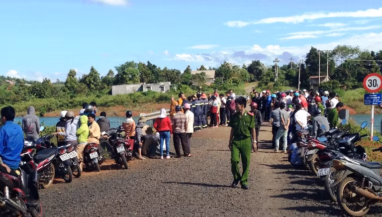 Hiện trường vụ nhảy cầu tự tử.