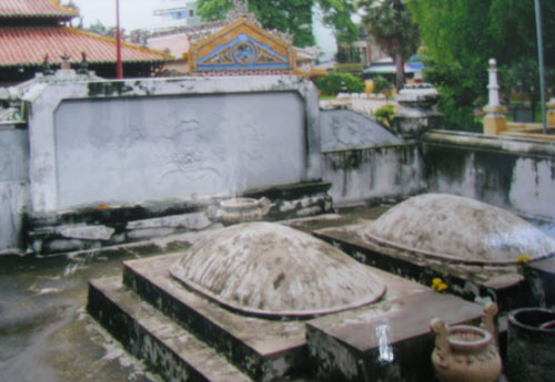 Mộ song táng tả quân Lê Văn Duyệt và phu nhân. Mộ song táng tả quân Lê Văn Duyệt và phu nhân.