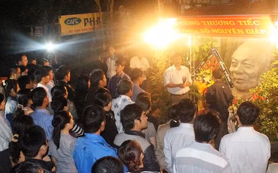 Đông đảo người dân đến phúng viên Tướng Giáp.
