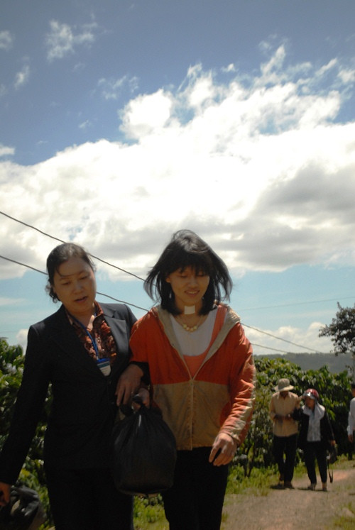 Theo các cán bộ y tế, chị Dung vẫn nói chuyện bình thường, hoàn toàn tỉnh táo chứ không có biểu hiện của bệnh tâm thần.