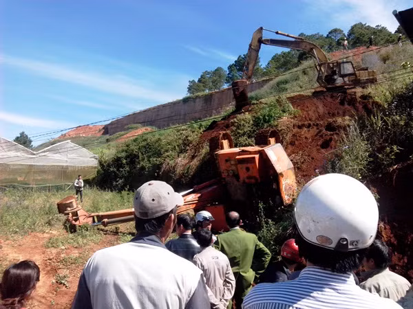 Hiện trường lật máy xúc