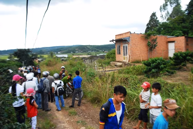 Người dân kéo đến chứng chiến cuộc "giải cứu" nạn nhân nhưng bất thành.