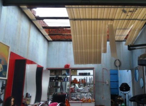 Nhà cửa hàng chục gia đình tan hoang