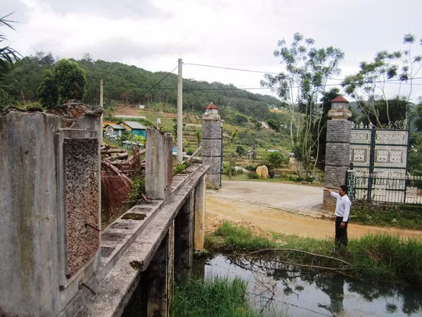 Nhà cửa mọc san sát bên ao.