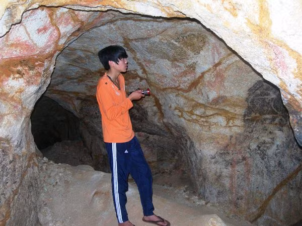 Bên trong đường hầm