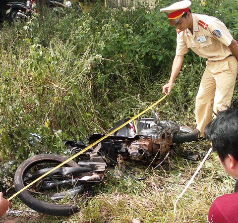Chiếc xe tan tành sau khi gây tai nạn.