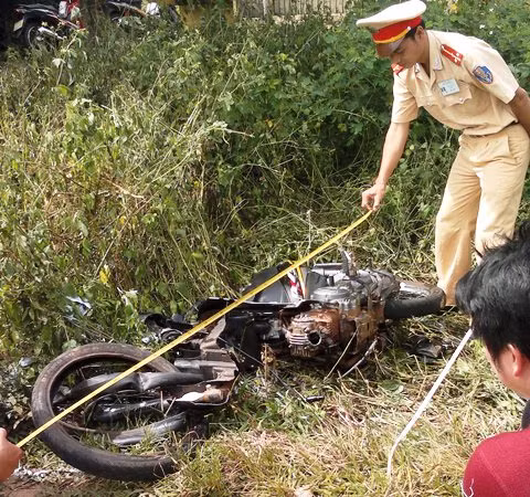 Chiếc xe tan tành sau khi gây tai nạn.