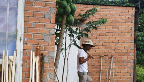 Hỉnh ảnh ông Minh lăm lăm con dao thách thức người vào giải cứu chị Dung