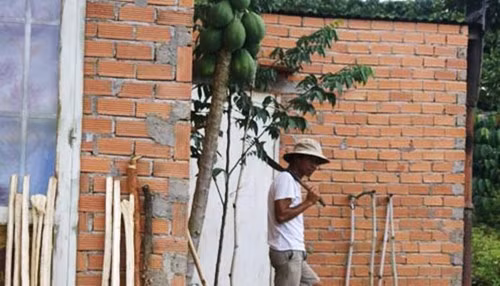 Hỉnh ảnh ông Minh lăm lăm con dao thách thức người vào giải cứu chị Dung