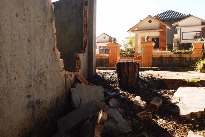 Vị trí này được xác định là bị trộm đập vỡ để vận chuyển những đồ trộm ra khỏi nghĩa trang