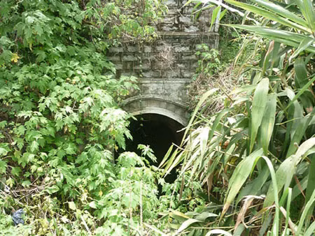 Cửa đường hầm phía sau Nhà sáng tác Đà Lạt