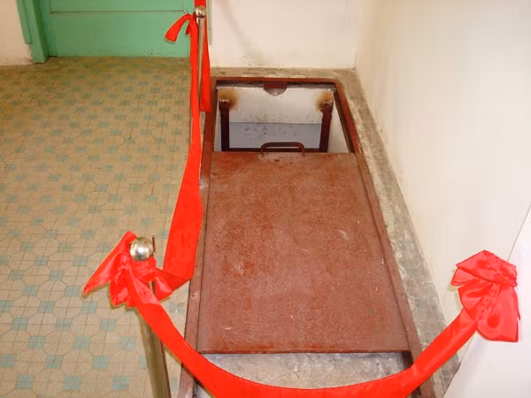 Cửa đường hầm thoát hiểm tại biệt thự Lam Ngọc.