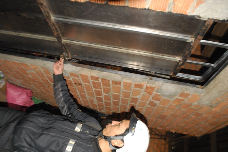 Ông Minh thuê người hàn kín cửa nhốt con gái mình trong phòng.