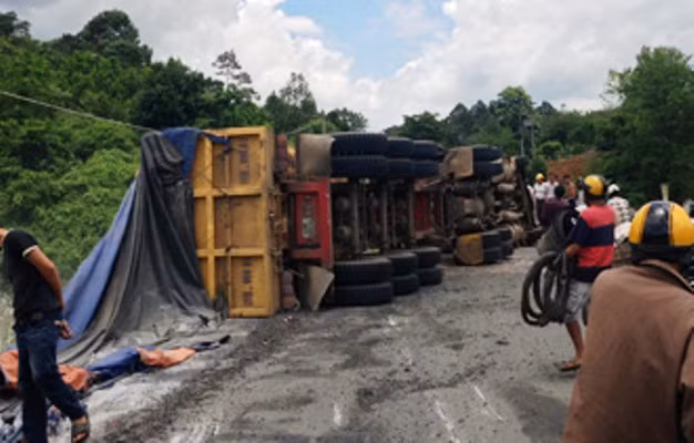 Hiện trường vụ lật xe.