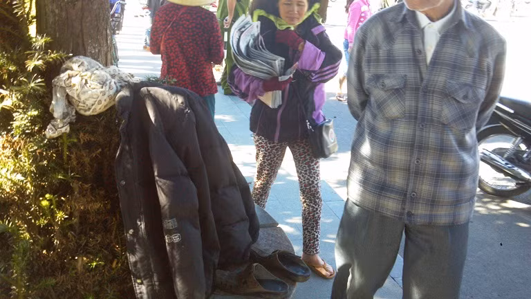 Vật dụng của nạn nhân để lại trước khi nhảy hồ