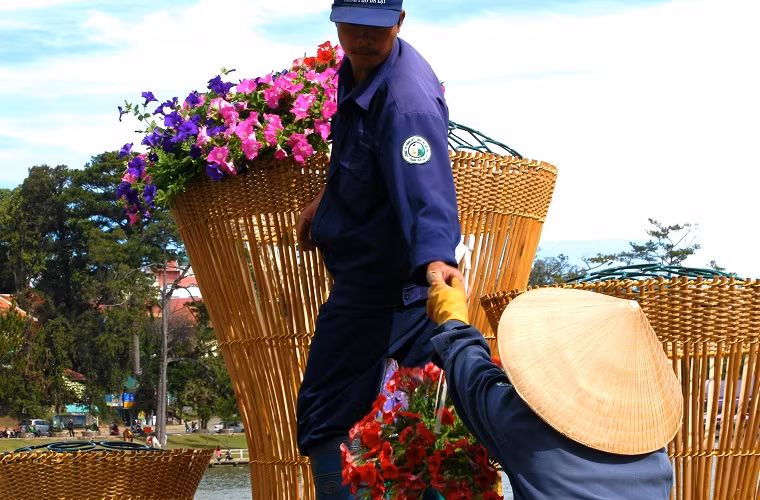 Cận ngày khai mạc Festival hoa Đà Lạt, mọi công việc trở nên hối hả.