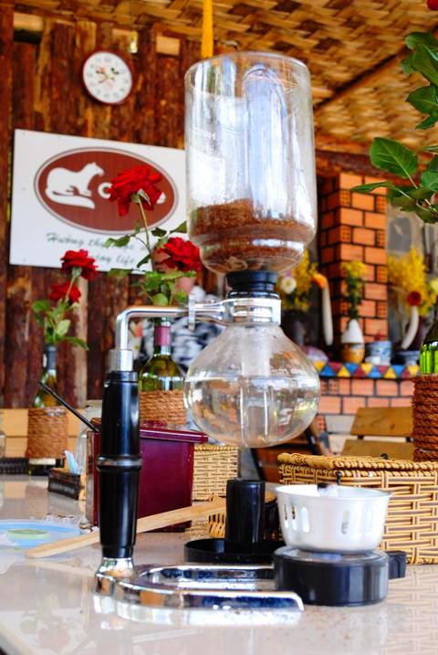 Mỗi phin cà phê thượng hạng này có giá 200.000 đồng.