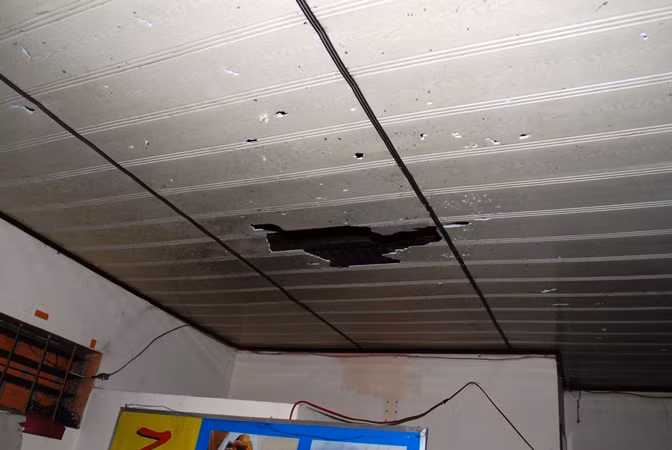 Trần nhà cũng bị thủng sau vụ nổ nồi cơm điện.