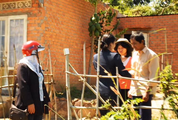 Ông Minh hứa sẽ không nhốt chị Dung trong phòng nữa.