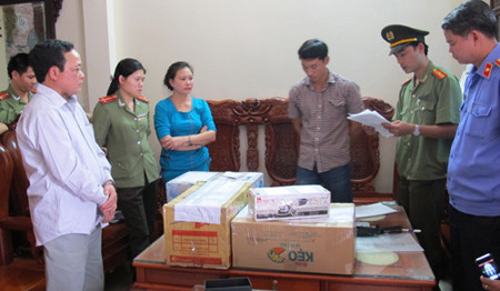 "Cậu Thủy" (trái) lúc cơ quan công an đọc lệnh bắt.