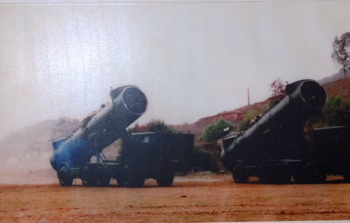 Tên lửa đối đất của Đoàn 679 hải quân trên đường ra bãi tập.