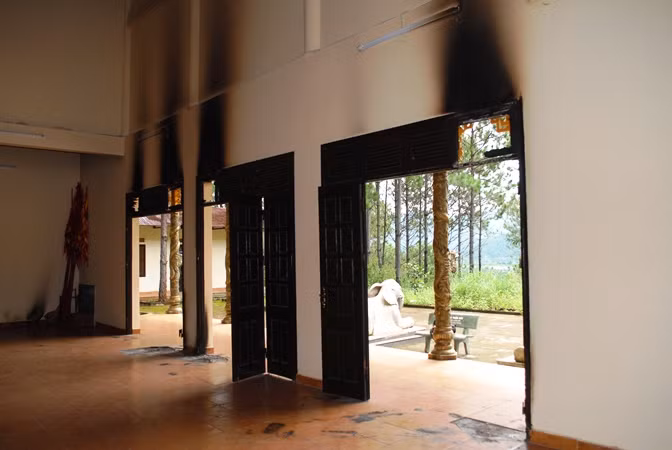 Ngôi đền bị đốt cháy nham nhở.