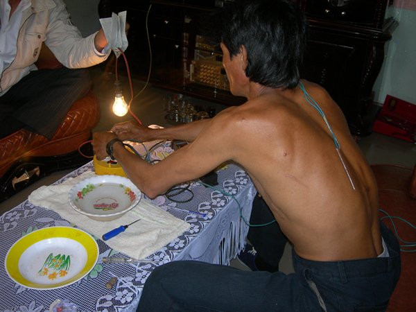 Anh Khải tay không sờ dòng điện 220V nhưng không bị giật.