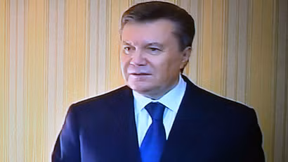 Trong diễn biến mới nhất, Tổng thống Yanukovych đã tháo chạy tới cơ sở chính trị miền đông của mình là Kharkov trước làn sóng biểu tình dâng cao. Trong khi đó, Quốc hội nước này đã bỏ phiếu phế truất chức vị tổng thống của ông. Trước động thái đó, ông Yanukovych đã tuyên bố rằng, quyết định trên của Quốc hội là bất hợp pháp.