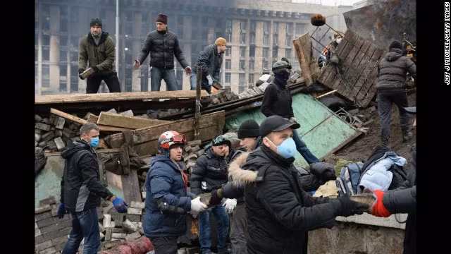 Người biểu tình xây lại rào chắn ở Quảng trường Độc lập hôm 20/2.