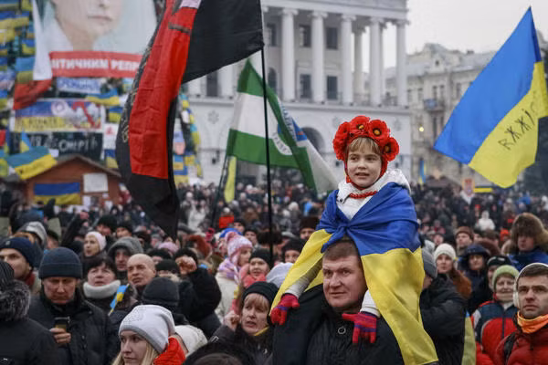 Đất nước Ukraine đã chứng kiến cuộc biểu tình dữ dội trong vòng 3 tháng qua. Sự việc bắt nguồn từ việc chính phủ Ukraine đã không ký kết thỏa thuận với Liên minh châu Âu (EU) bất chấp nhiều năm đàm phán để gia nhập tổ chức này. Thay vào đó, họ đã kí kết với Nga nhằm nhận khoản tín dụng 15 tỷ USD.