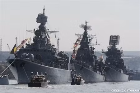 Hạm đội Biển Đen của Nga trong lễ duyệt binh kỷ niệm 230 năm ngày thành lập.