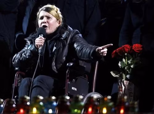 Cựu Thủ tướng Tymoshenko phát biểu trước đám đông sau khi được trả tự do.