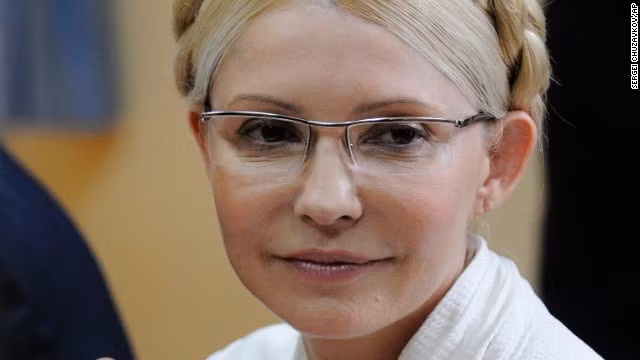 2. Cựu nữ Thủ tướng Yulia Tymoshenko Là người thất cử trong cuộc đua tổng thống hồi năm 2010 với ông Yanukovvych, một năm sau, bà đã bị kết án 7 năm tù với tội danh lạm dụng quyền lực trong một thỏa thuận mua bán khí đốt tự nhiên với Nga.