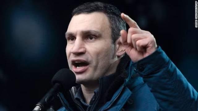  3. Vitali Klitschko, cựu vô địch quyền anh hạng nặng Ông là một nhân vật đối lập nổi tiếng và có ảnh hưởng nhất trong cuộc biểu tình chính trị ở Ukraine. Klitschko dẫn đầu Đảng Liên minh Dân chủ vì Cải cách Ukraine. Sức ảnh hưởng của nhân vật này thể hiện bằng sự hiện diện của ông ở văn phòng Tổng thống trong buổi đàm phán thương lượng giữa phe đối lập với chính phủ.