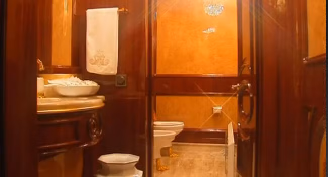 Nhà vệ sinh được thiết kế hiện đại.