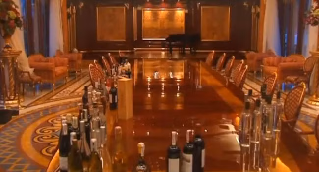 Một góc bàn ăn bày la liệt những chai rượu đắt tiền.