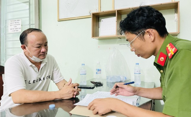 Tam giam nguoi dan ong dap vo kinh o to