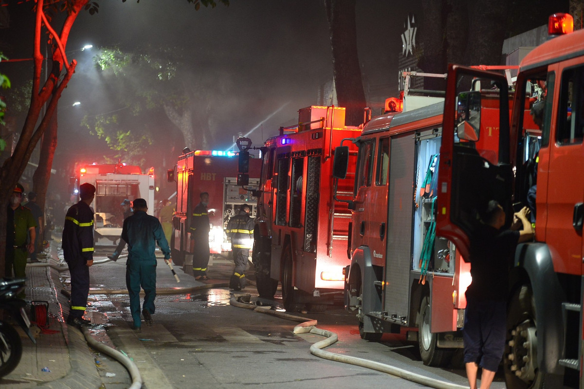 10 xe chữa cháy được điều động đến hiện trường để dập lửa.