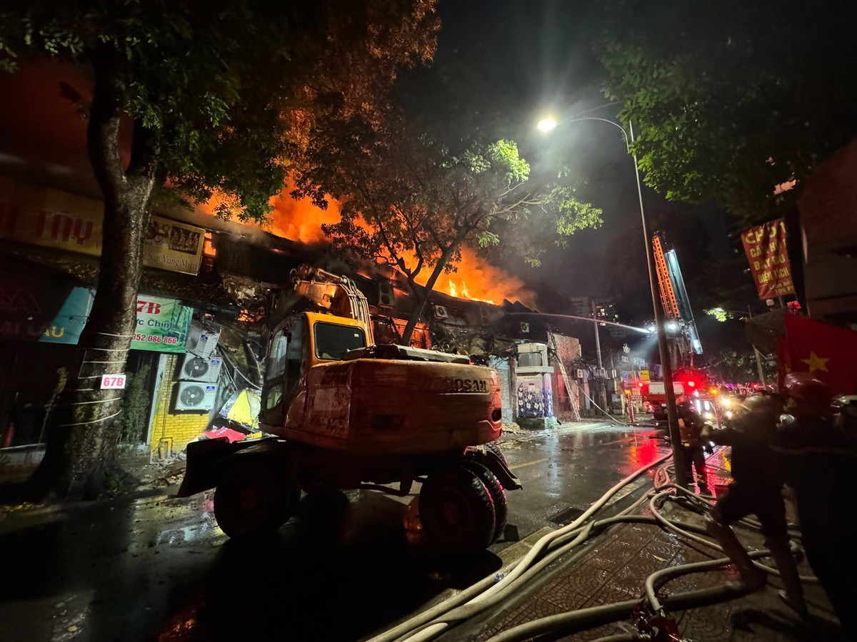 Vào khoảng 18h30 hôm nay (16/8), người dân địa phương phát hiện lửa khói bốc lên từ tầng 2 quán bar tại số 67 Phó Đức Chính, phường Trúc Bạch, quận Ba Đình.