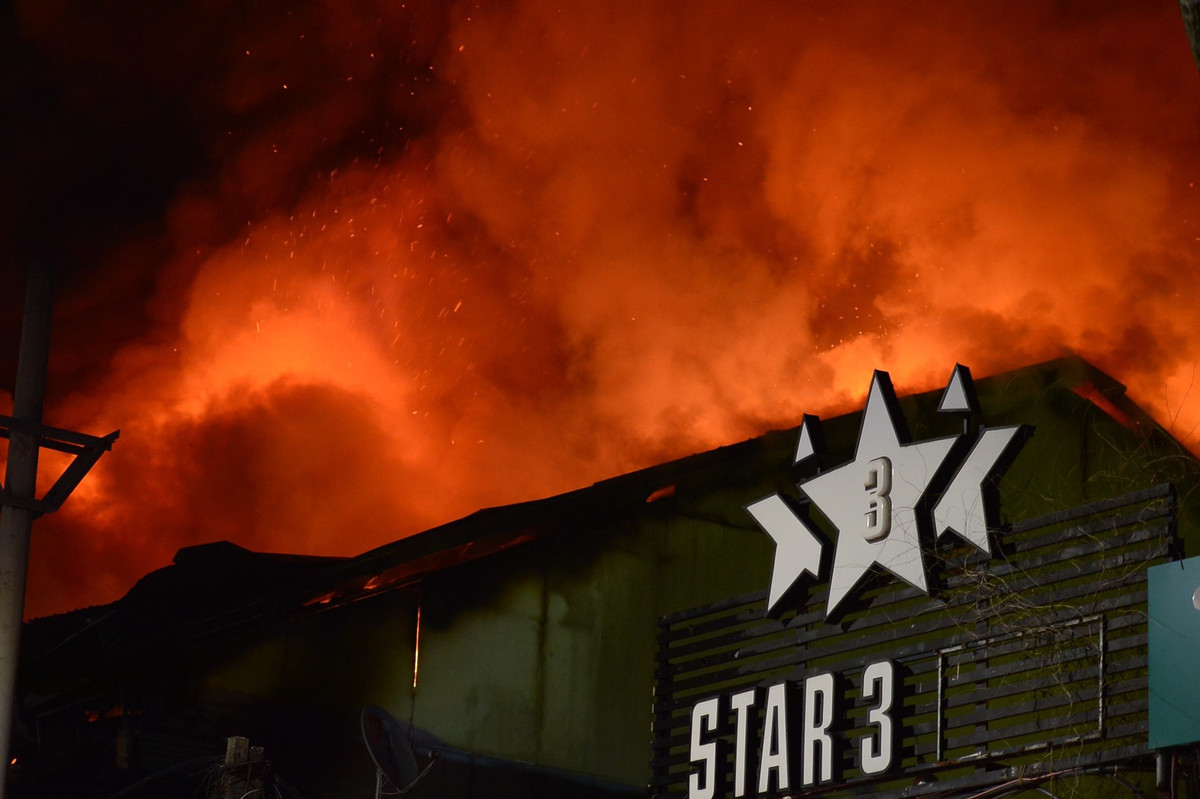 Do quán bar này đang tiến hành sửa chữa, cải tạo nên bên trong quán chứa nhiều vật liệu dễ cháy như sơn, gỗ... khiến ngọn lửa bùng lên dữ dội, cột khói đen bốc cao hàng chục mét.