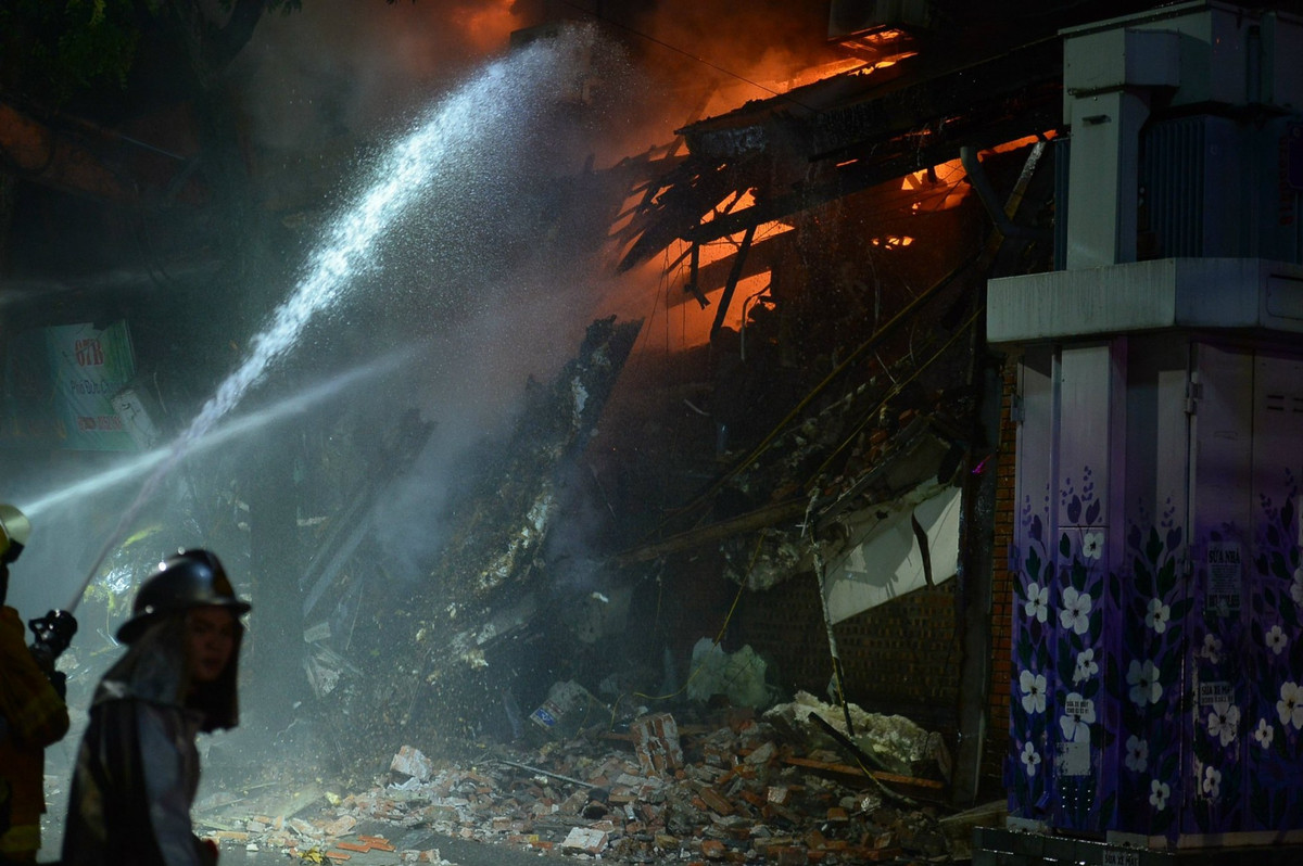 Ngay sau khi nhận được tin báo, lực lượng chức năng đã điều 10 xe chữa cháy và hàng chục cán bộ, chiến sĩ đến hiện trường để dập lửa và cứu hộ.