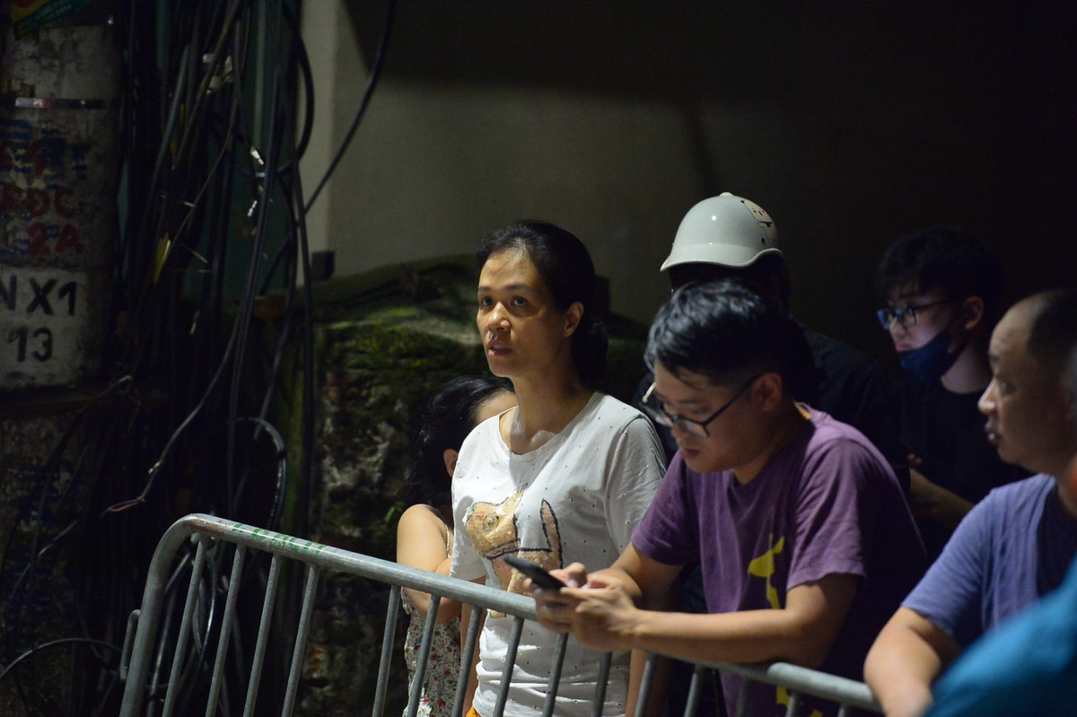 Lực lượng chức năng phong tỏa khu vực phố Phó Đức Chính và sơ tán người dân xung quanh.