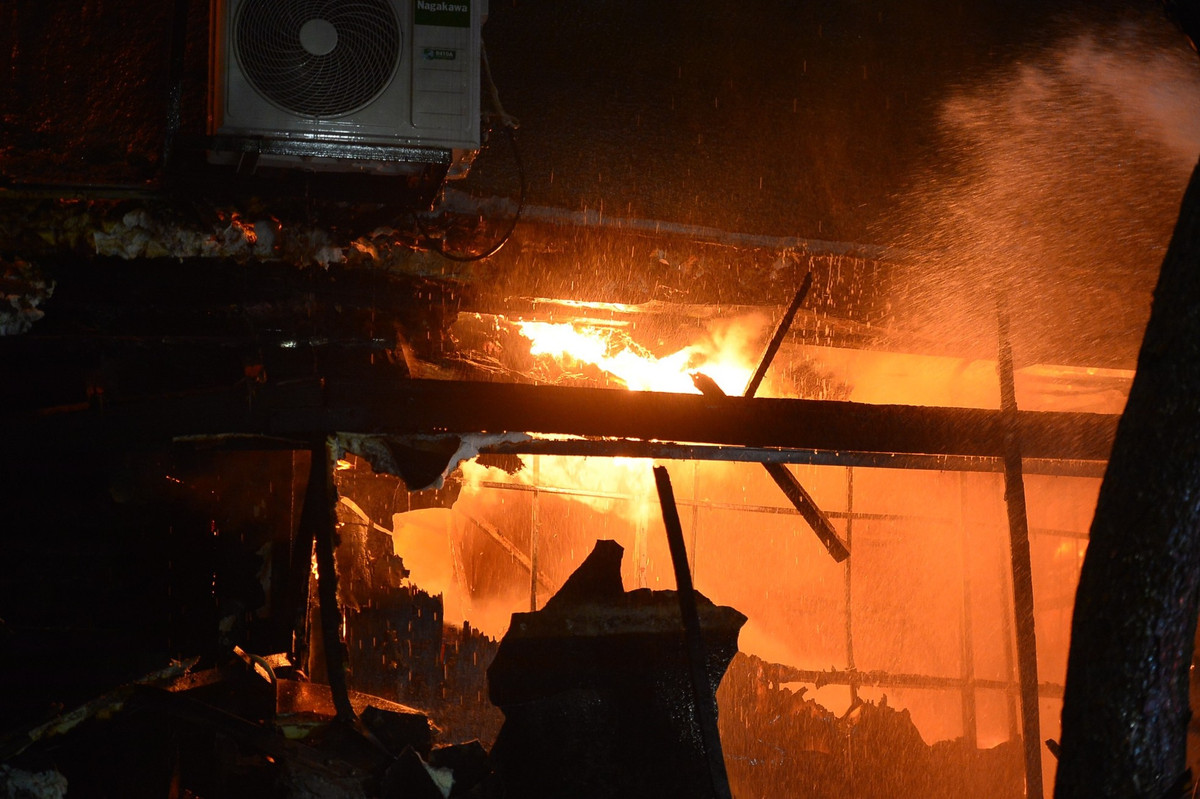 Tuy nhiên, do lửa xuất phát ở tầng cao nên việc tiếp cận hiện trường gặp nhiều khó khăn.